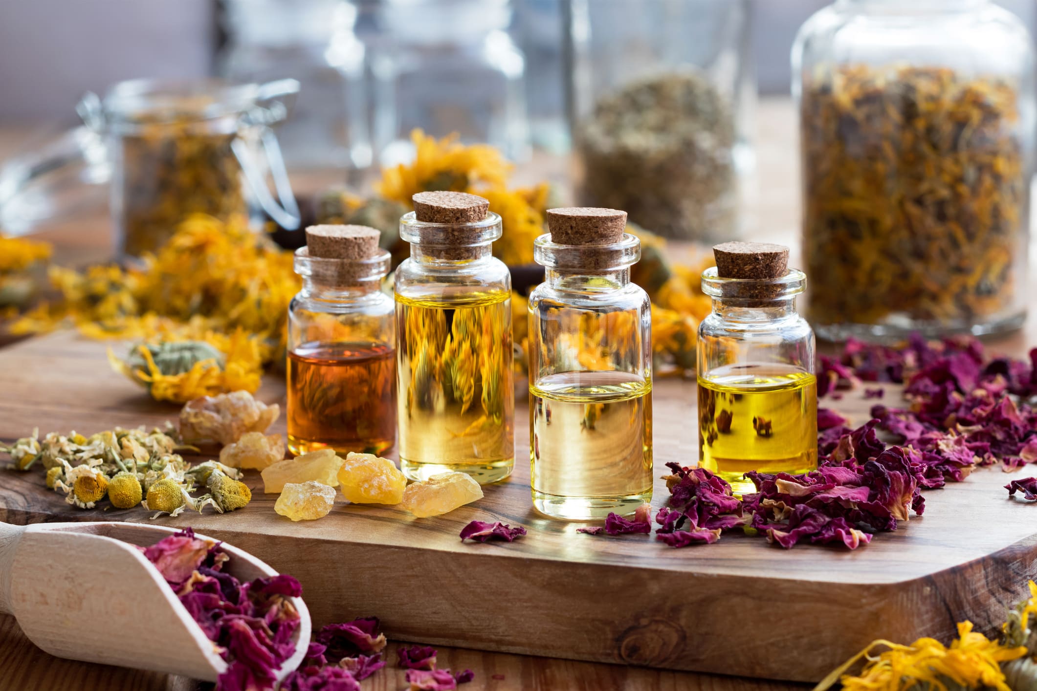 Difusor de aromaterapia con aceites esenciales llenando la habitación